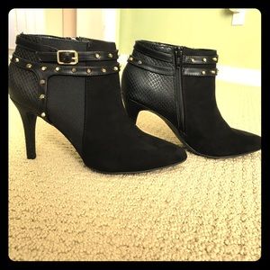 Black studded Jennifer Lopez pumps